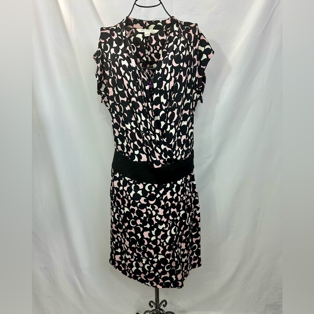 Diane Von Furstenberg pink and black belted mini dress size 8